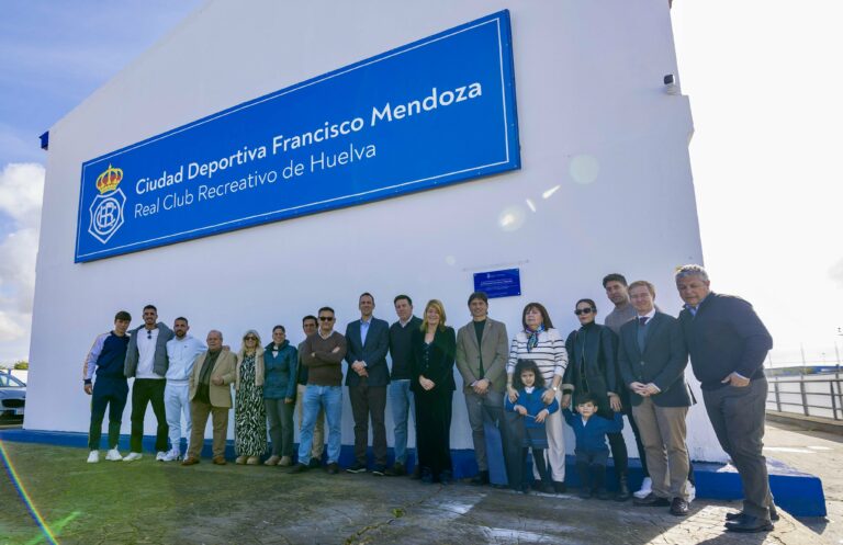La ciudad deportiva del RC Recreativo de Huelva ya luce el nombre de Francisco Mendoza Taboada